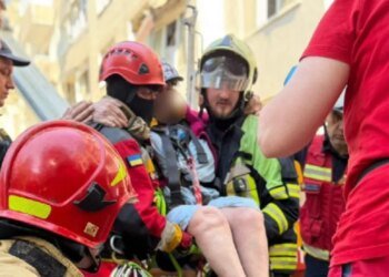 Атака на Львов: спасатели извлекли из-под завалов 93-летнюю женщину. ФОТО