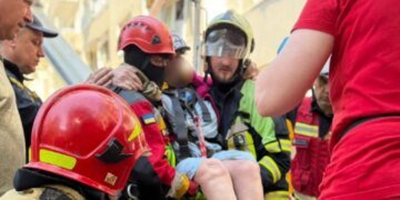 Атака на Львов: спасатели извлекли из-под завалов 93-летнюю женщину. ФОТО