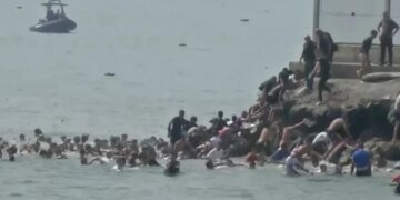 Тысячи марокканских мигрантов штурмом прорвали границу с Испанией в анклаве Сеута. ВИДЕО
