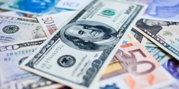 Не спешите менять валюту: какие доллары и евро стоят дороже номинала