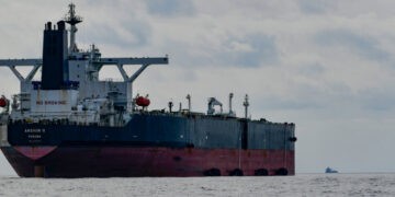 FT: российские танкеры теневого флота убегают от Ла-Манша в обход Британии