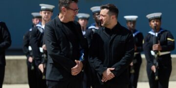 Зеленский встретился с новым премьером Британии на борту авианосца: Британия передаст Украине технологии РЭБ для защиты дронов
