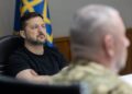 Зеленский обсудил с командирами корпусов самые тяжелые направления фронта и защиту логистики