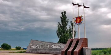 Російський дрон вдарив по автобусу підприємства у Запорізькому районі, є поранений