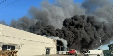 Россияне ударили дроном по автобусу в Никопольском районе. ФОТО