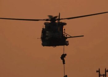 Морской бой в Средиземном море: вертолеты Италии остановили дерзкого капитана подсанкционного судна