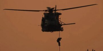 Морской бой в Средиземном море: вертолеты Италии остановили дерзкого капитана подсанкционного судна
