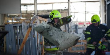 Пошкоджено будівлю, автомобілі та автобуси: рятувальники показали наслідки атаки рф на транспортну інфраструктуру Одещини