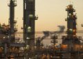 Удары по НПЗ дали результат: переработка нефти в России упала до минимума за 24 года