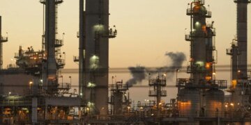 Удары по НПЗ дали результат: переработка нефти в России упала до минимума за 24 года
