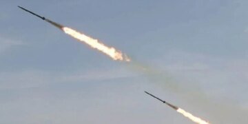 росія атакувала Київ балістичними ракетами, у столиці пролунала серія вибухів