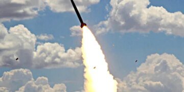 У Києві під час атаки рф спалахнула 20-поверхівка, також горять склади в кількох районах