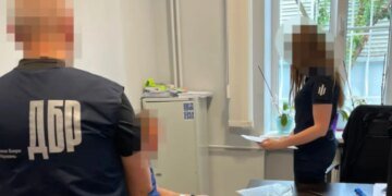 Приковал военнообязанного к лестнице на всю ночь – работника ТЦК будут судить на Закарпатье