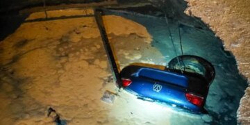 В Одессе авто ушло под землю: водитель успел выскачить. ФОТО