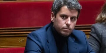 Бывший премьер-министр Франции подал жалобу в связи с вмешательством России в выборы