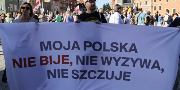 “Моя Польша не бьет”: по стране прокатились акции против нападений на украинцев. ФОТО