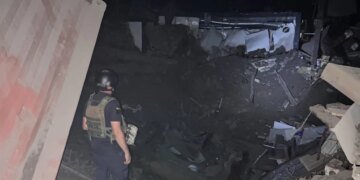 Нічна балістична атака на Київ пошкодила дитячу лікарню, є постраждала людина