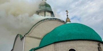 На Донеччині внаслідок удару рф спалахнула церква