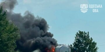На Одещині рф під час атаки влучила в вантажівку з олійною цистерною: сталася пожежа, є загиблі і поранені