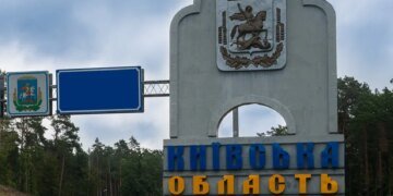Ворог атакував Київщину, є пошкодження складів