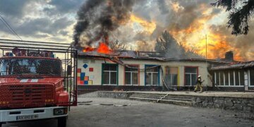 На Харківщині атака рф зачепила заклад освіти – сталася масштабна пожежа