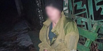 Сын разбил окна – мать устроила расправу над ним и друзьями на Хмельниччине