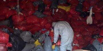 Шприцы, скальпели и ампулы: в Киеве нашли незаконную свалку медицинских отходов