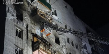 У Смілі у багатоповерхівку влучив дрон рф зі шрапнеллю, постраждали п'ятеро