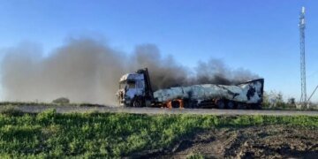 В сети появились ВИДЕО уничтоженных грузовиков РФ на трассе в Крым