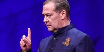 Медведев начал угрожать российской молодежи. ВИДЕО