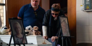 У Києві попрощалися з родиною, яка загинула через удар рф у Пухівці