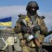 Зупинка закупівель озброєння для фронту: процес розблоковано, але ризики залишаються