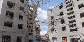У Краматорську з-під завалів дістали тіло чоловіка після авіаудару рф
