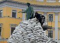 “Полный идиотизм” – в Одессе убрали защитные мешки с Дюка, но не все с этим согласны. ВИДЕО