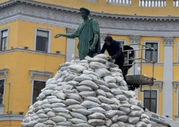 “Полный идиотизм” – в Одессе убрали защитные мешки с Дюка, но не все с этим согласны. ВИДЕО