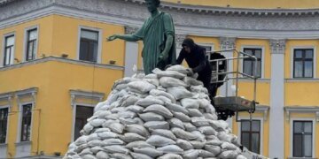 “Полный идиотизм” – в Одессе убрали защитные мешки с Дюка, но не все с этим согласны. ВИДЕО
