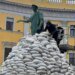 “Полный идиотизм” – в Одессе убрали защитные мешки с Дюка, но не все с этим согласны. ВИДЕО