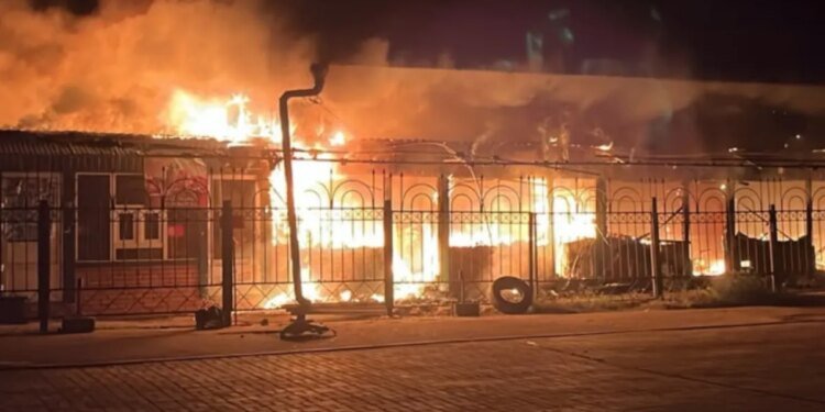 В Славянске загорелся рынок: спасатели тушили пожар на площади 2 000 кв. м. ФОТО