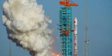 Китай уперше повернув перший ступінь ракети на землю