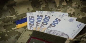 Зарплати та бойові виплати військових у 2026 році: хто і на які суми може розраховувати