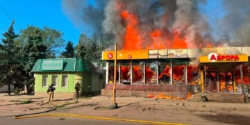 У Словʼянську ворожий дрон влучив у магазин "Аврора", є поранені