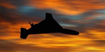 У Києві уламки ворожого БпЛА впали на бізнес-центр, спалахнула пожежа – мер