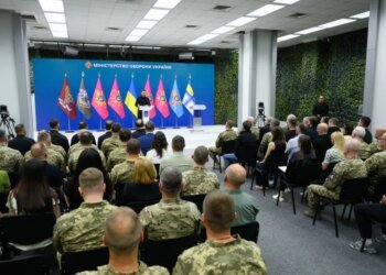 Треба захистити прифронтові регіони і дати відповідь на виклик із російськими керованими бомбами – Зеленський
