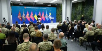Треба захистити прифронтові регіони і дати відповідь на виклик із російськими керованими бомбами – Зеленський