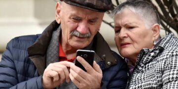 Пенсионный фонд отключает горячие линии в регионах: как теперь украинцам поддерживать с ним связь