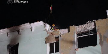 У Житомирі тривають роботи після удару рф по поліції – показали, що зараз на місці