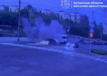 Дрон попал в маршрутку с пассажирами в Запорожье — момент удара попал на ВИДЕО
