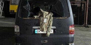 «Бросали осколки стекла»: в Луцке толпа напала на группу ТЦК. ФОТО