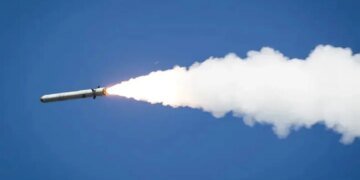 Київщину всю ніч атакували російські дрони й балістика, горять склади