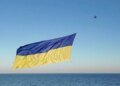 В Одесской области пограничники подняли на беспилотнике самый большой флаг Украины над Черным морем. ВИДЕО